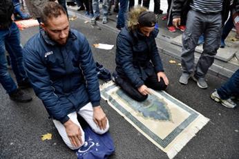 فرانسه به زودی جلوی اقامه نماز در خیابان‌ها را خواهد گرفت