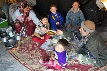 دولت برای کاهش مشکلات  معیشتی مردم برنامه ریزی کند