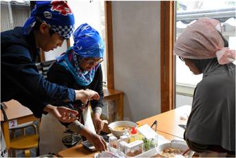 در رستوران حلالی در ژاپن، گردشگران مسلمان خودشان آشپزی می‌کنند
