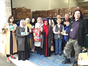 مسلمانان کولچستر در انگلیس، نیم تن مواد خوراکی به بانک غذا اهداء کردند