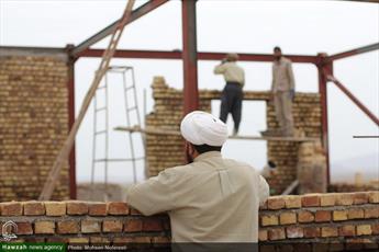 طلاب مدرسه  امام خامنه‌ای بجنورد  برای حاشیه‌نشینان خانه می‌سازند