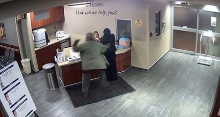 بانوی محجبه در یکی از بیمارستان های آمریکا مورد حمله قرار گرفت