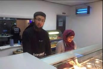 صاحب کافی شاپ اسلامی در منچستر روز «مهربانی» برپا کرد