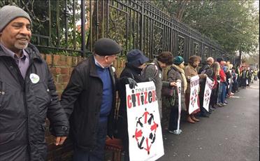 معترضان به نژادپرستی در انگلیس، حلقه انسانی به دور مسجد تشکیل دادند + تصاویر