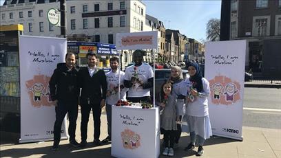 جوانان مسلمان در لندن، گل های رز به رهگذران اهداء کردند