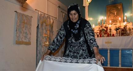 زن سالمند مسلمانی که از کلیسای ارمنی ها نگهداری می کند