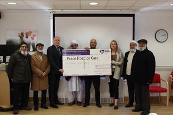 مسلمانان انگلستان کمک مالی ۱۰ هزار دلاری را به بیمارستانی اهدا کردند