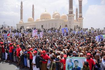 پیکر شهید صالح صماد بر دوش مردم یمن تشییع شد+ تصاویر