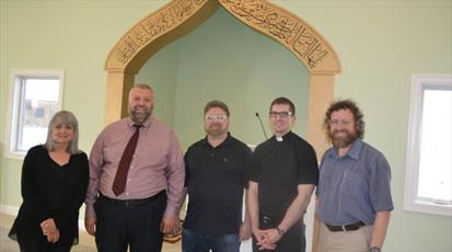 هدیه اعضای یک کلیسای کاتولیک در آیوا به مسلمانان