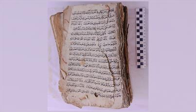 نسخه خطی قرآن مربوط به قرن ۱۲ هجری در حرم امام حسین(ع) ترمیم می شود+تصاویر