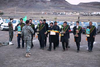 اهدای پرچم مسجد مقدس جمکران به پایگاه پدافند هوایی حضرت معصومه (س)