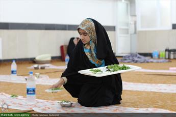 تصاویر/ توزیع غذای نذری و افطاری ساده در خراسان جنوبی