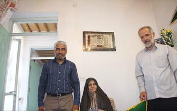 پرچم متبرک حرم کریمه اهل بیت (س) در منزل شهید تازه تفحص شده