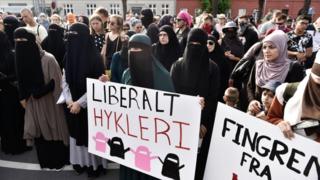 نخستین زن مسلمان در دانمارک به خاطر «ممنوعیت پوشیه» جریمه شد