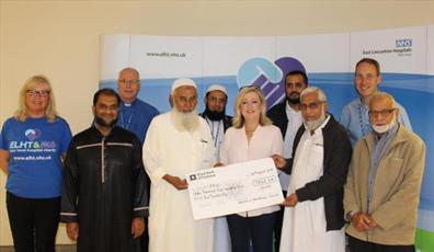 مسجدی در شهر بلاک برن انگلیس ۷۴۵۲ یوروی به بیمارستان کمک کرد