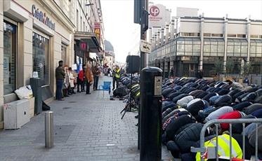جریمه سنگین جامعه اسلامی پاریس به خاطر اقامه نماز جماعت در خیابان
