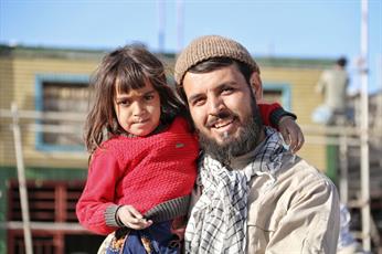 درخشش یک روحانی جهادگر با مستند "زنگ زندگی"/ ماه عسل همراه با اردوهای جهادی