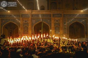 تصاویر/ مراسم مشعل گردانی عزاداران حسینی در جوار حرم امیر المؤمنین (ع)