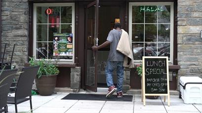 رستوران دار مسلمان به «وصیت مادر» به بی خانمان ها غذا می‌دهد