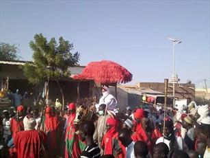 پیاده روی مردم اقلیم «زیندر» کشور نیجر به مناسبت میلاد پیامبر(ص)+تصاویر
