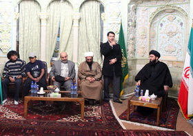 حضور دانشجویان بولیوی در حرم حضرت معصومه(س)